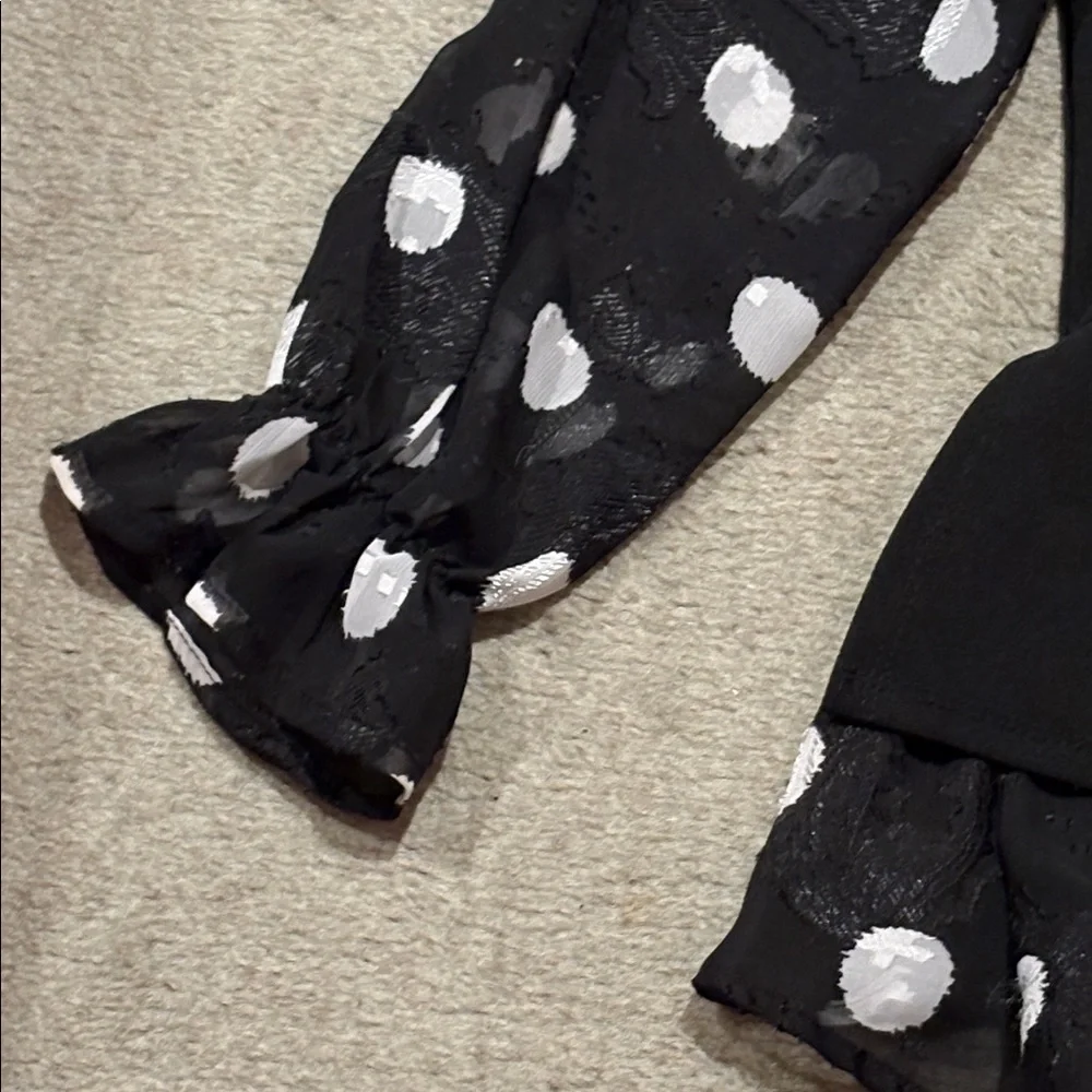Zoey & Leelo black & white polka dot top S